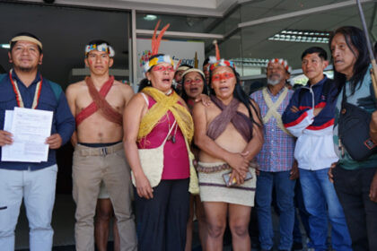 Líderes del pueblo Waorani Milton Huamoñi y Moipa Ñihua durante rueda de prensa exigiendo reconocimiento presidencial