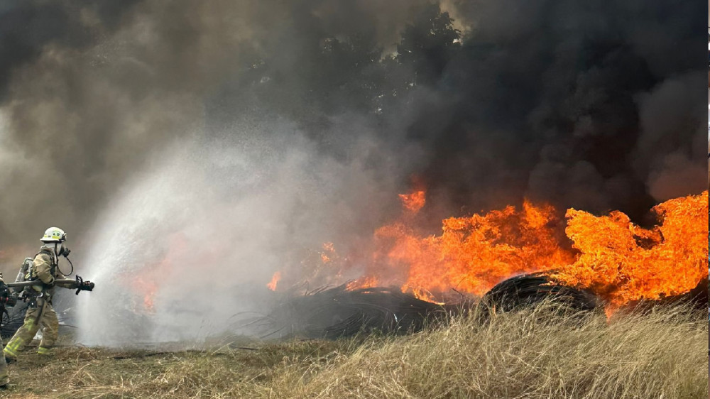 Bomberos combaten incendio industrial en vía a Daule norte de Guayaquil con columna de humo negro