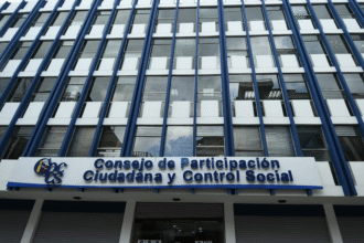 Mesa técnica del CPCCS evaluando impugnaciones contra candidatos del Consejo de la Judicatura en sesión nocturna del 19 de agosto