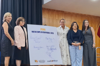 Jóvenes participando en Feria Nuevo Empleo 2025 en Instituto Tecnológico Bolivariano ITB Guayaquil