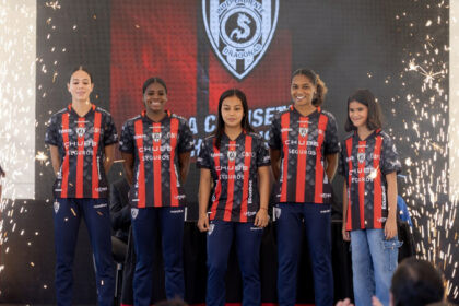 Jugadoras de Dragonas IDV presentando camiseta conmemorativa en evento Universidad San Francisco de Quito agosto 2025