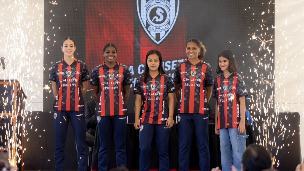 Jugadoras de Dragonas IDV presentando camiseta conmemorativa en evento Universidad San Francisco de Quito agosto 2025
