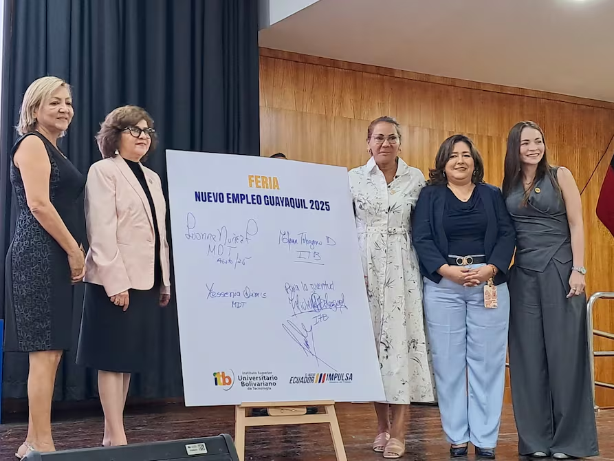Jóvenes participando en Feria Nuevo Empleo 2025 en Instituto Tecnológico Bolivariano ITB Guayaquil