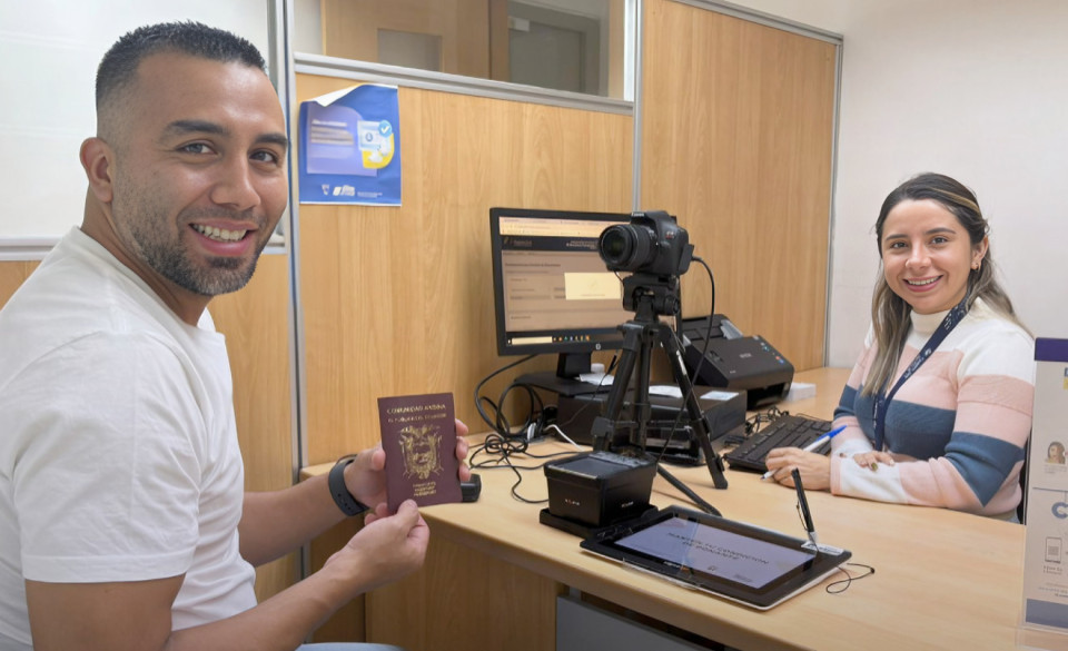 Oficina Registro Civil Ecuador durante jornada extraordinaria pasaportes Ecuador con ciudadanos realizando trámites