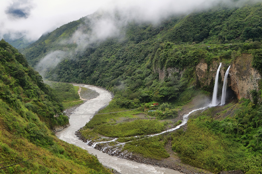 Cascada Manto de la novia en Tungurahua Ecuador representando recursos hídricos y seguridad hídrica en Ecuador
