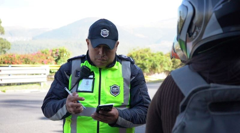Agentes AMT realizando operativos de tránsito en Quito controlando motocicletas en vías metropolitanas