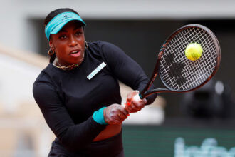 Sachia Vickery posando en cancha de tenis promocionando su cuenta de OnlyFans como tenista profesional