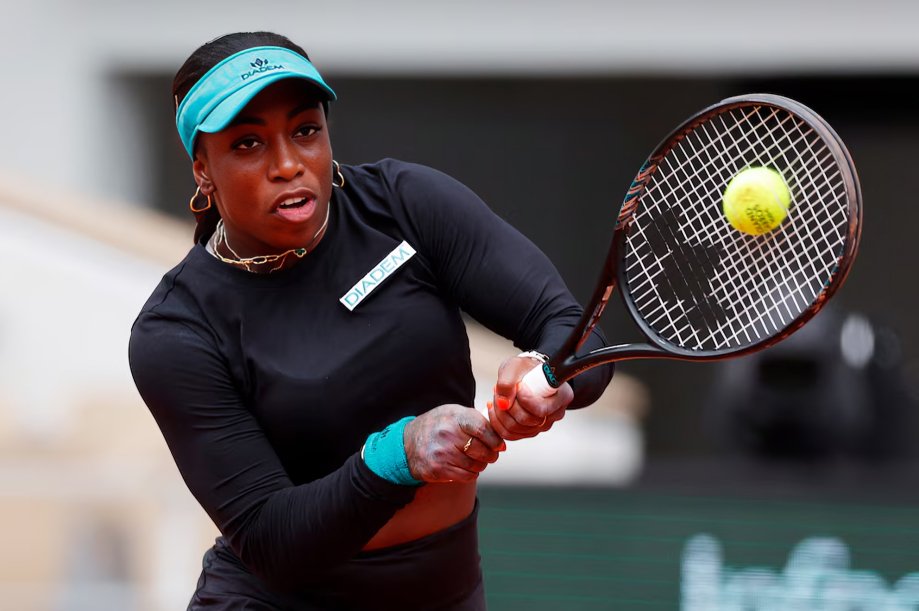 Sachia Vickery posando en cancha de tenis promocionando su cuenta de OnlyFans como tenista profesional