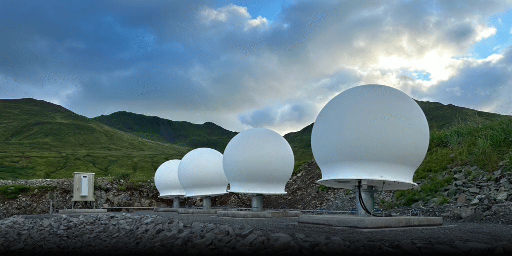 Antena satelital Starlink instalada en islas Galápagos con vista al océano Pacífico, CNT implementa conectividad digital sostenible