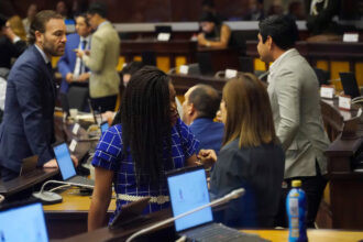 Asambleístas debaten en sesión parlamentaria sobre Decreto 108 Comité de Salud en Ecuador