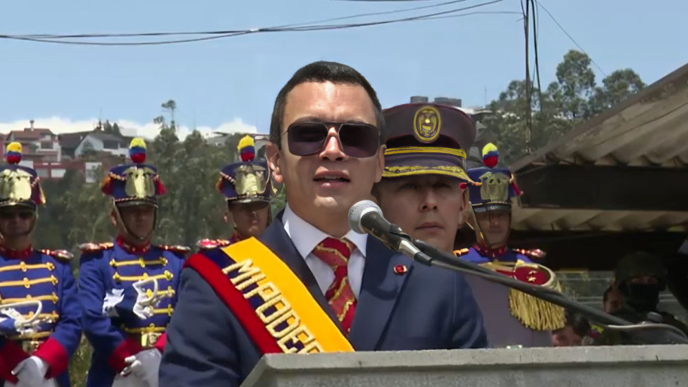 Daniel Noboa en ceremonia militar por Primer Grito de Independencia en Escuela Militar Eloy Alfaro Quito agosto 2025
