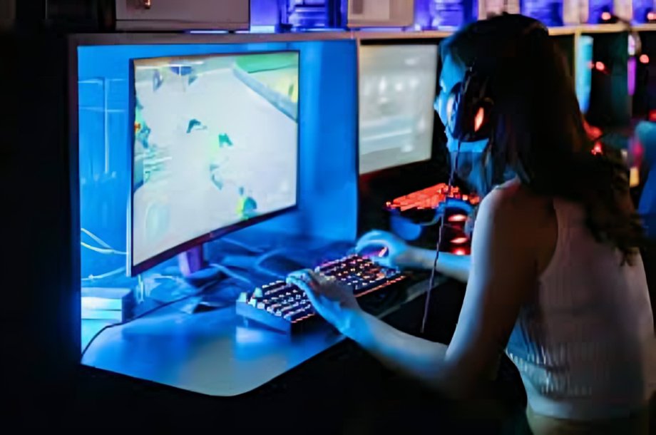 Evolución de videojuegos desde consolas retro hasta realidad virtual mostrando crecimiento de industria hacia 321 mil millones USD