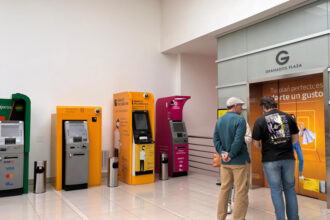 Cajeros de cooperativas y bancos en centro comercial de Quito