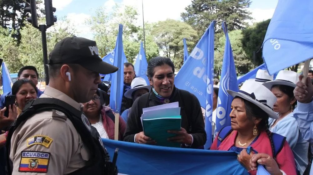 Yaku Pérez presentando denuncia en Fiscalía General del Estado contra Daniel Noboa por licencia ambiental Proyecto Loma Larga