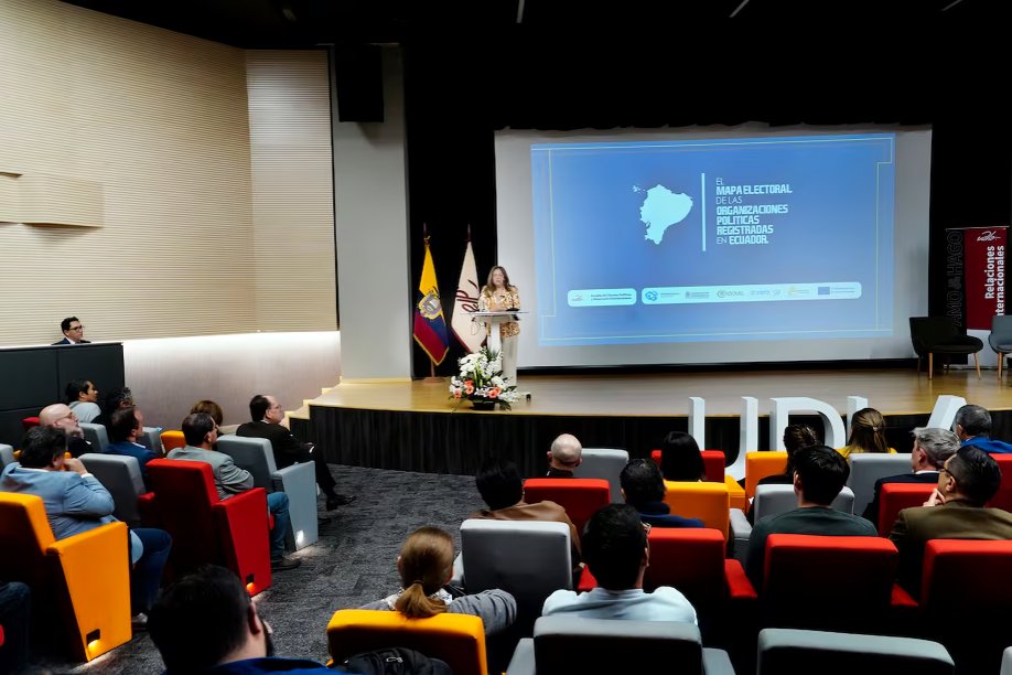 Presentación del mapa de organizaciones políticas en Ecuador en la Universidad de las Américas con autoridades académicas