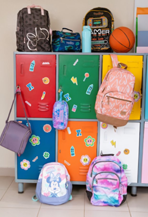 Niños felices preparándose emocionalmente para el regreso a clases con apoyo familiar profesional