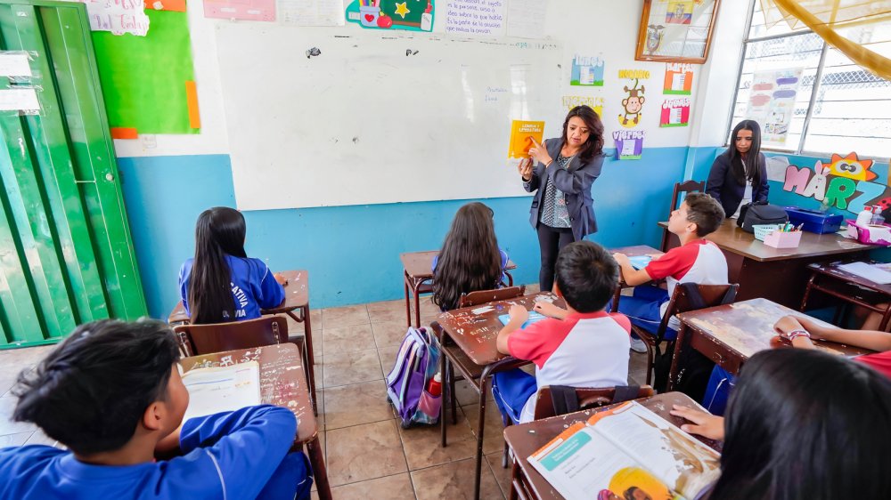 Estudiantes ecuatorianos en aula de clases durante inicio del año lectivo 2025-2026 en la Sierra y Amazonía