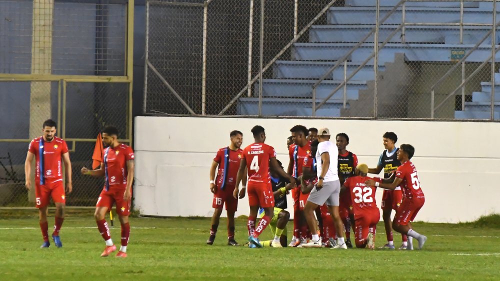Jugadores de El Nacional celebran gol contra Liga de Quito en derbi capitalino por la LigaPro
