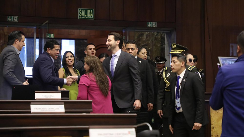 Niels Olsen presidiendo sesión en hemiciclo de Asamblea Nacional Ecuador con asambleístas de ADN aplaudiendo