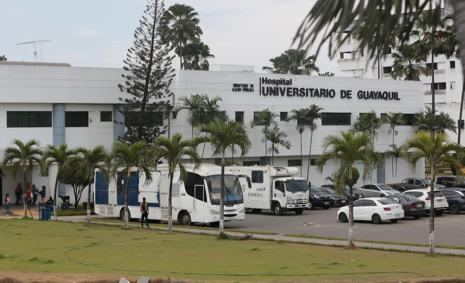 Hospital público ecuatoriano con pacientes esperando atención durante crisis de salud en Ecuador