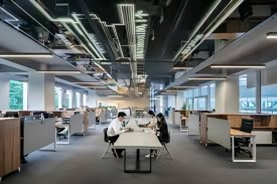 Jóvenes desempleados en China pagan para simular que trabajan en oficinas