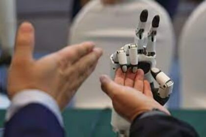 robot humanoide es admitido como estudiante