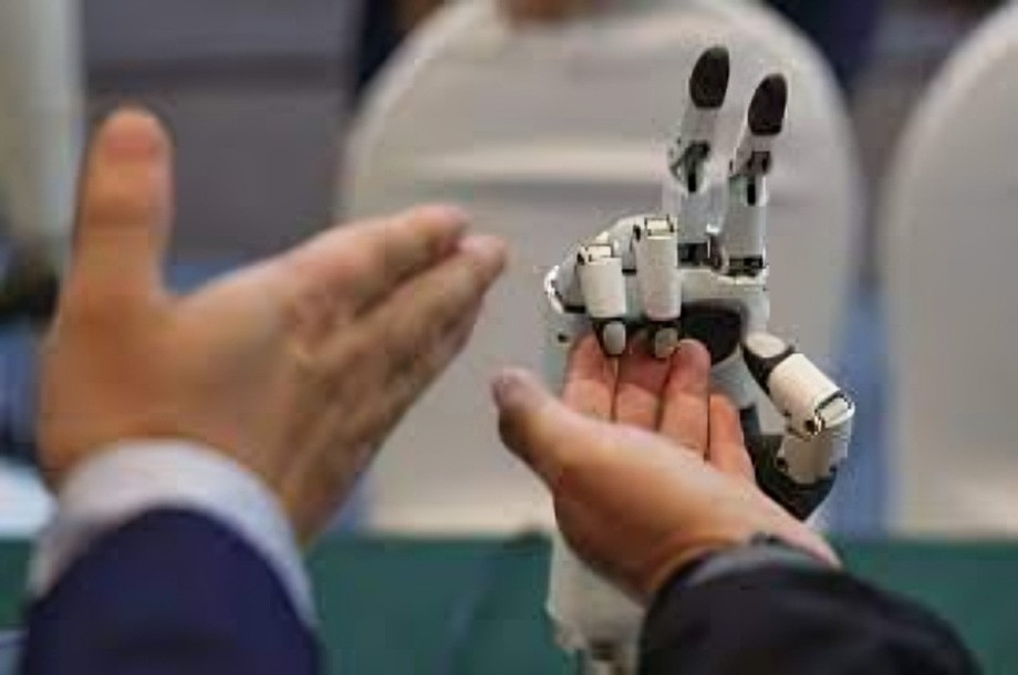 robot humanoide es admitido como estudiante