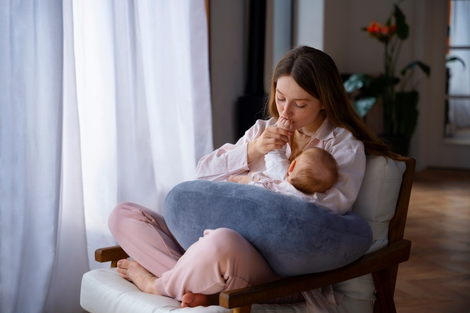 Madre amamantando a su bebé en ambiente tranquilo y natural