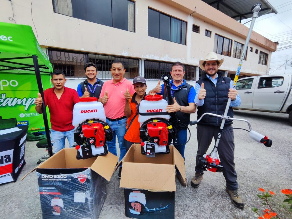 Ganaderos de Pichincha reciben maquinaria para ganadería sostenible del MAG en ceremonia de entrega oficial