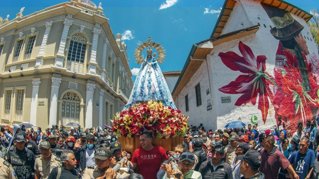 Peregrinos en la romería de la Virgen de El Cisne 2025 en Loja durante la jornada laboral suspendida