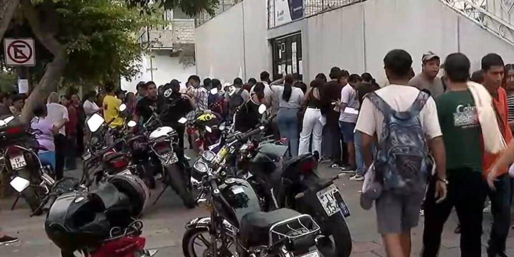Jóvenes hacen fila para inscribirse en el programa Jóvenes en Acción en Guayaquil