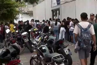Jóvenes hacen fila para inscribirse en el programa Jóvenes en Acción en Guayaquil