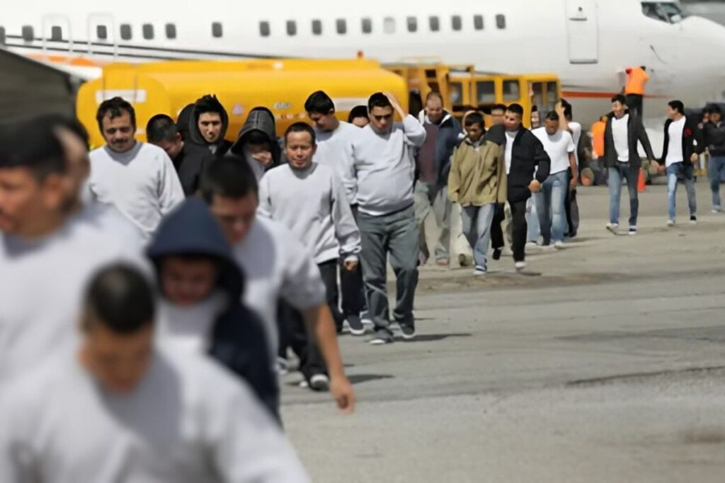 Pasajeros en el Aeropuerto Internacional Mariscal Sucre de Quito durante operativos de migración en Ecuador.