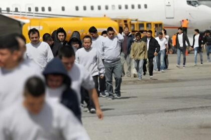Pasajeros en el Aeropuerto Internacional Mariscal Sucre de Quito durante operativos de migración en Ecuador.