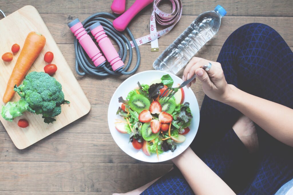 Plato saludable con frutas, verduras y cereales integrales como base para comer para vivir más