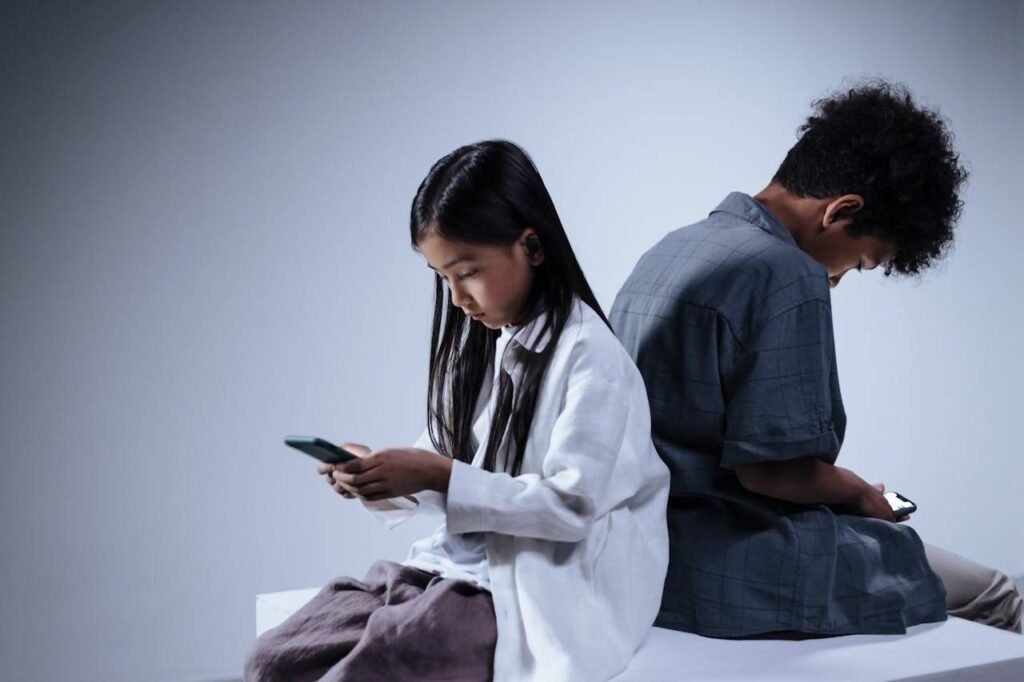 Dos adolescentes usan tabletas, representando el impacto del estrés digital en su rendimiento académico.