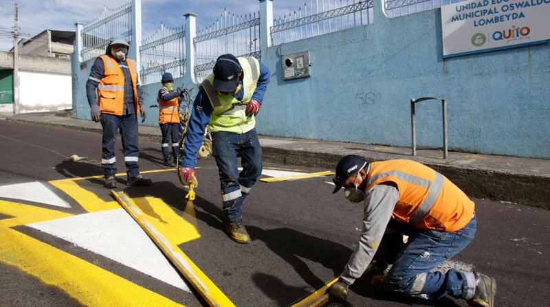 Intervención del Municipio de Quito con señalización y seguridad vial en escuelas previo al regreso a clases 2025.
