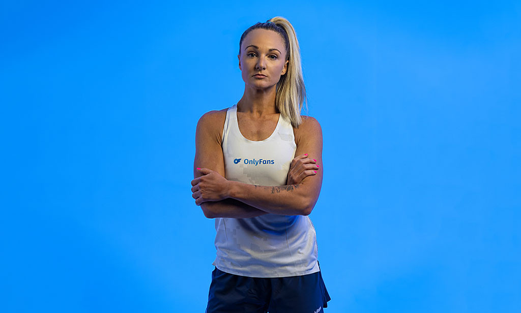 Sabrina Stanley con la equipación de OnlyFans durante entrenamiento de trail running