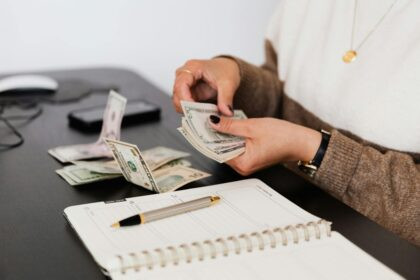 Empresas en Ecuador enfrentan nuevos impuestos sobre utilidades pese a bajas ganancias.