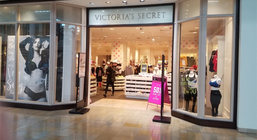 Tienda Victoria's Secret con logo prominente mostrando progreso en ventas trimestrales durante comeback empresarial