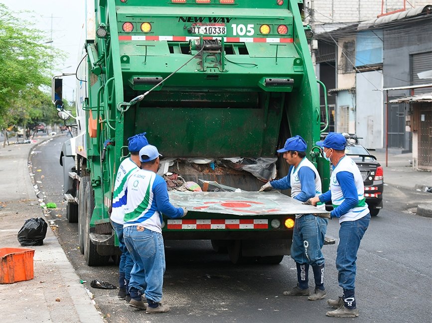Trabajadores de Urvaseo recolectando basura en las calles de Guayaquil durante auditoría externa y rediseños del relleno sanitario
