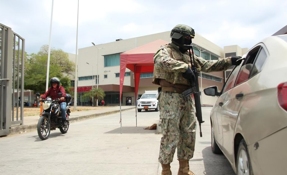 Personal médico evacuando hospital durante incidente de violencia en Ecuador, mostrando protocolos de emergencia activados
