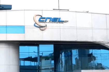 Agentes policiales allanando sede del Comité de Trabajadores de CNEL en Guayaquil durante operativo nocturno por mal manejo de fondos