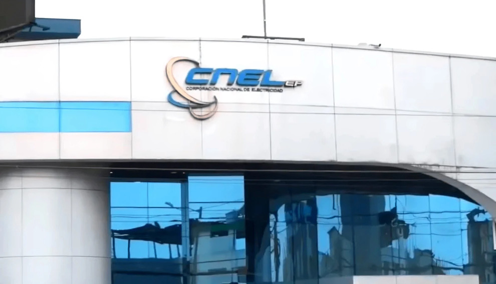 Agentes policiales allanando sede del Comité de Trabajadores de CNEL en Guayaquil durante operativo nocturno por mal manejo de fondos