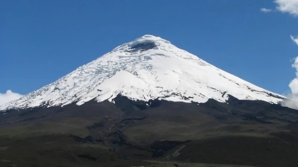 Volcán Cotopaxi con fumarolas normales sin señales erupción inminente vista aérea Instituto Geofísico