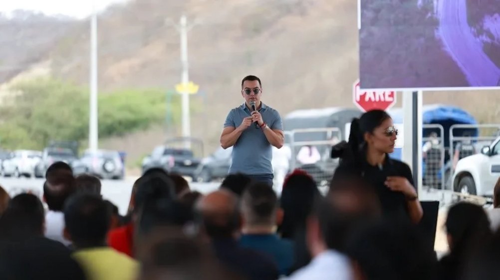 Daniel Noboa encabezando marcha ciudadana en Guayaquil por la paz y justicia con camisetas blancas