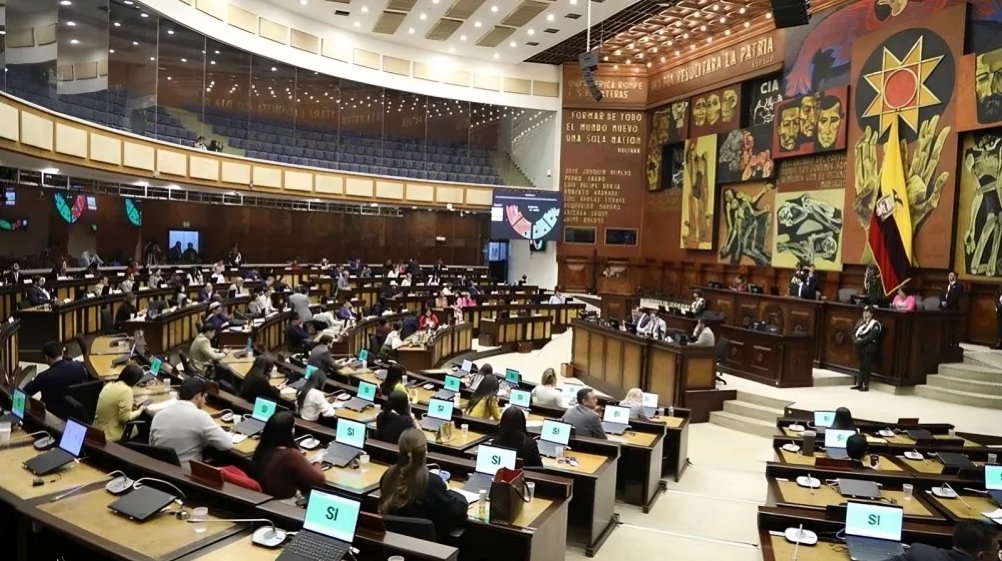 Diputados de ADN debaten en sesión de la Asamblea Nacional sobre proyectos gubernamentales prioritarios