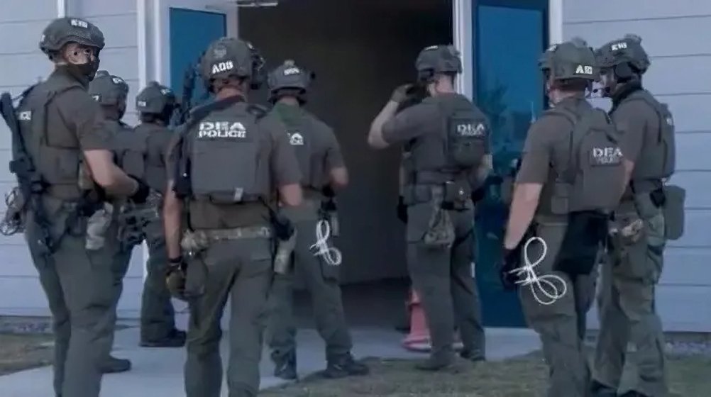 Trabajadores surcoreanos detenidos Estados Unidos durante redada ICE en planta Hyundai Georgia con chalecos amarillos corporativos