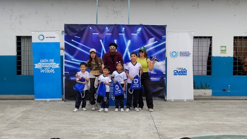 Show musical del Consorcio Urvaseo para educación ambiental en Guayaquil con estudiantes participando activamente