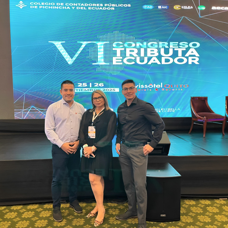 Equipo de colaboradores de iConta junto al Dr. Alexei Estrella del Colegio de Contadores Públicos presentando soluciones de inteligencia artificial
